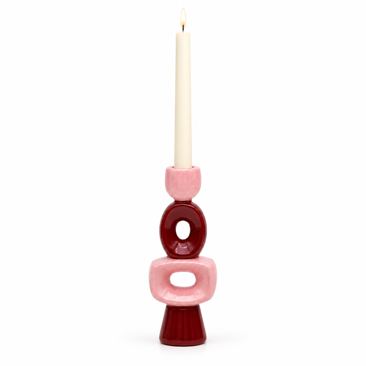 Portacandele Faustino Amor del Color di Qué Rico in ceramica lucida rosa e bordeaux, con forme geometriche traforate e candela bianca.