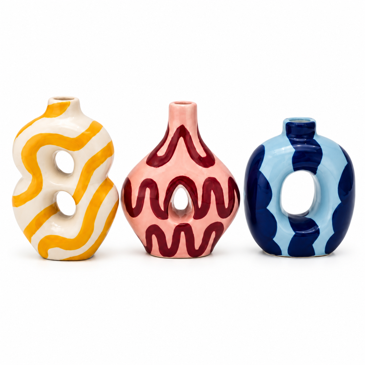 Set di 3 mini vasi Qué Rico in ceramica dipinta a mano, con decorazioni gialle, rosa e blu su sfondo bianco.