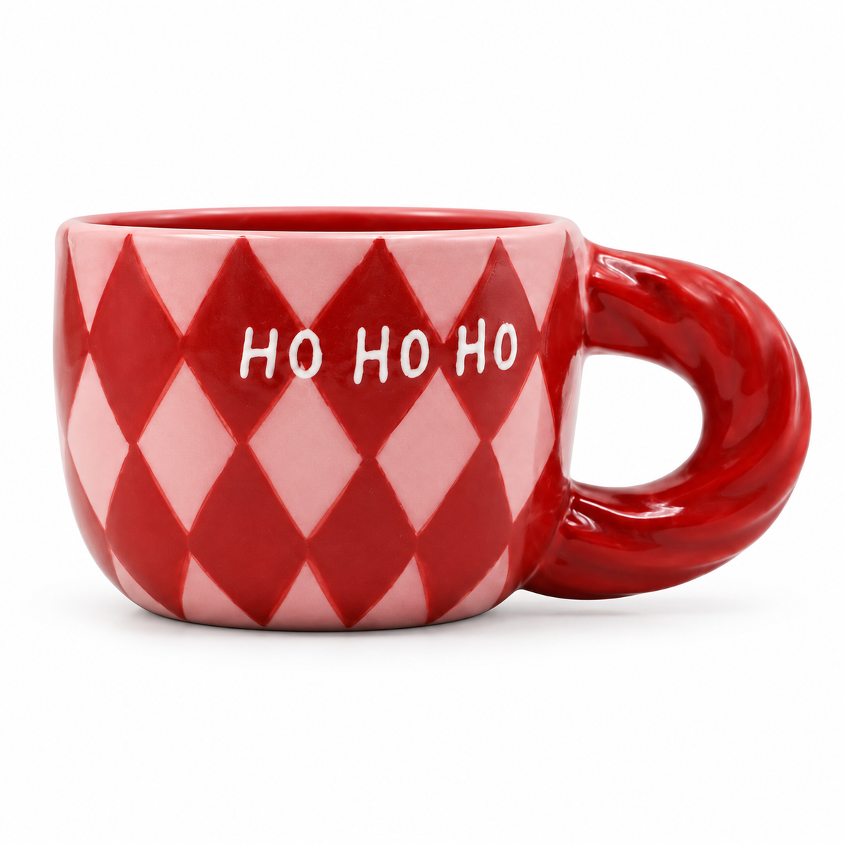 Tazza natalizia Natalia di Qué Rico in ceramica rosa e bordeaux con motivo a rombi, scritta HO HO HO e manico arrotondato, su fondo bianco.
