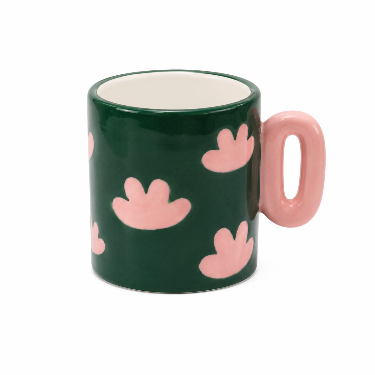 Tazzina da caffè espresso Qué Rico in ceramica verde scuro con fiori rosa e manico rosa ad anello ovale, su fondo bianco.