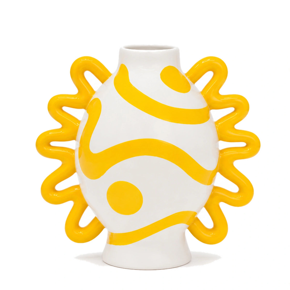 Vaso Isabel Sol y Sombra di Qué Rico in ceramica bianca e gialla, con manici ondulati laterali e decorazioni astratte, su sfondo bianco.