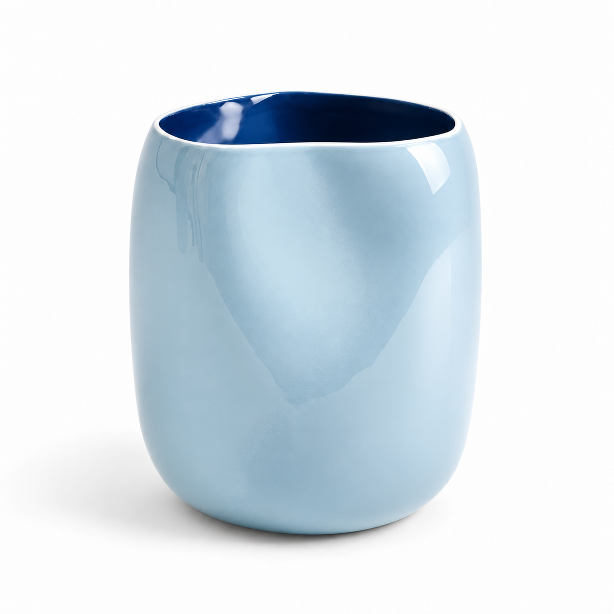 Vaso João Motel a Miio azzurro con interno blu notte, in terracotta smaltata a mano, su fondo bianco.