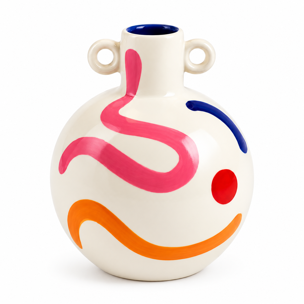 Vaso Lucía Pintura Locura Qué Rico in ceramica avorio con pennellate rosa, arancioni, rosse e blu e due manici ad anello, su fondo bianco.