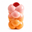 Vaso MAM Motel a Miio x Patrick Vogel in terracotta, con forme tridimensionali arrotondate nei toni rosa e arancione, su fondo bianco.