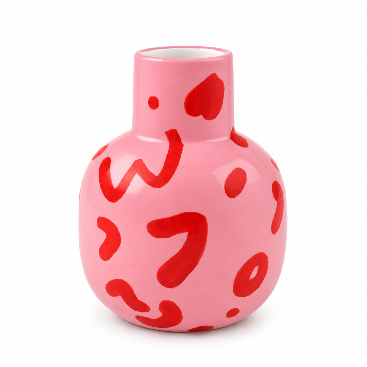 Vaso Rosita Qué Rico in ceramica lucida rosa con decorazioni astratte rosse, forma arrotondata e collo cilindrico, su sfondo bianco.