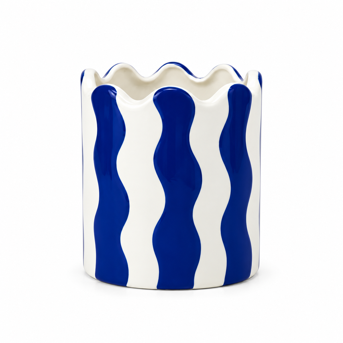 Vaso Small Qué Rico in ceramica bianca con decorazioni verticali ondulate blu e bordo smerlato, su sfondo bianco.