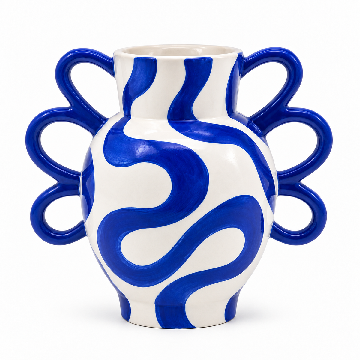 Vaso Yago Crazy Curves di Qué Rico in ceramica lucida bianca con pennellate blu cobalto e sei manici ad anello, su sfondo bianco.